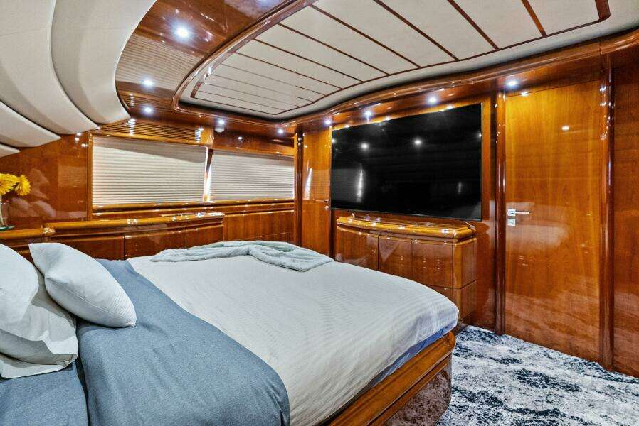 2004 Ferretti 94 Motor Yacht