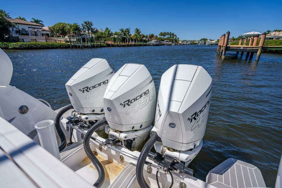 2020 Intrepid 407 Cuddy