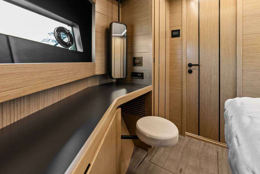 FORWARD STATEROOM VANITY 