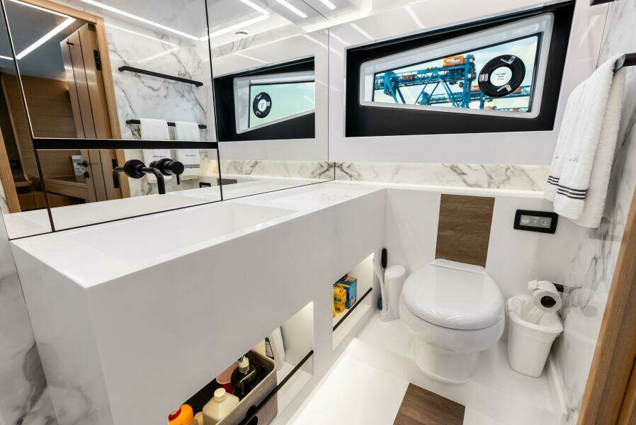 MASTER STATEROOM HEAD 