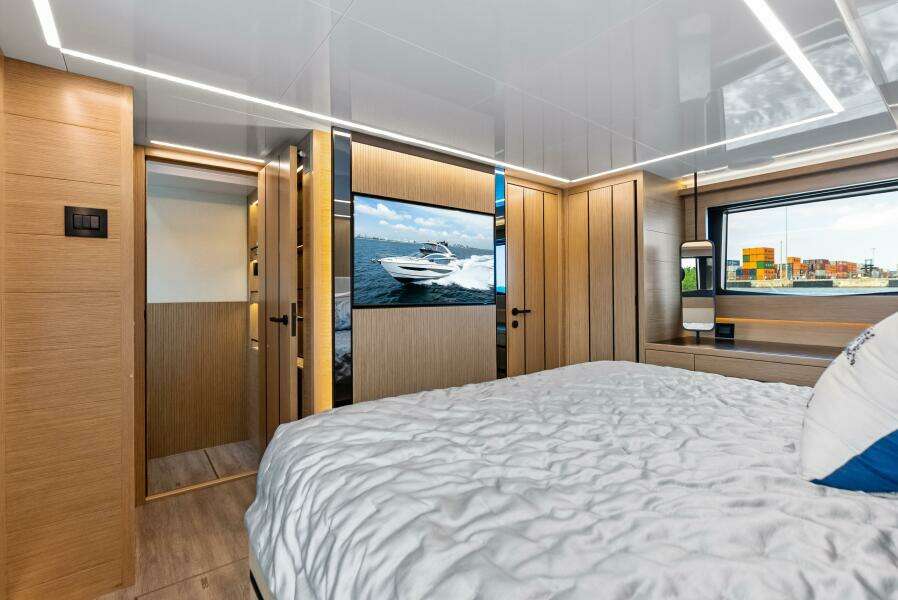 MASTER STATEROOM LOOKING AFT