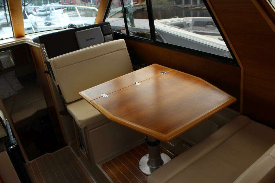 Salon Settee Table 2