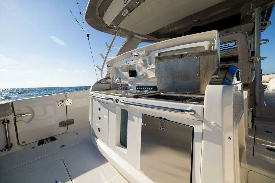 2021 Boston Whaler 420 Outrage