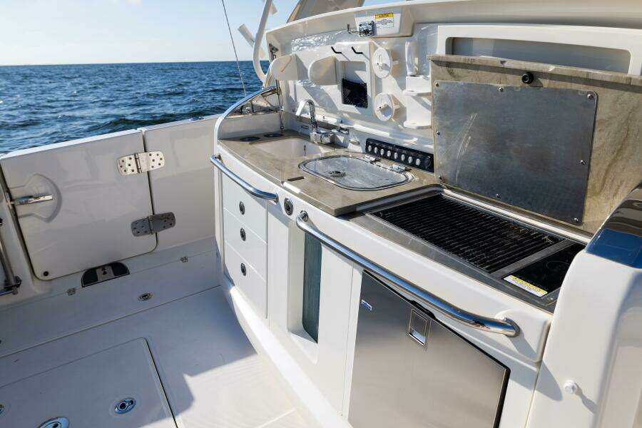 2021 Boston Whaler 420 Outrage
