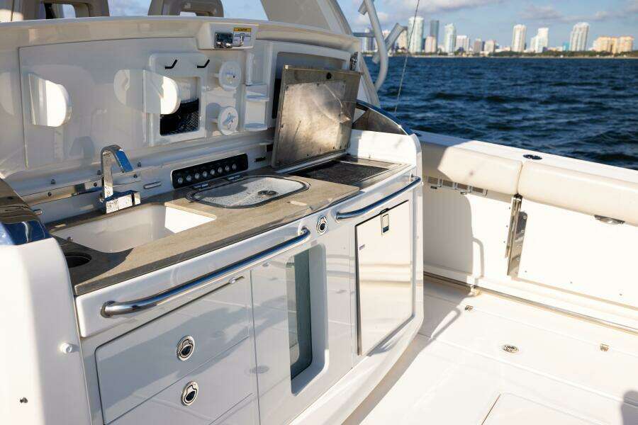 2021 Boston Whaler 420 Outrage