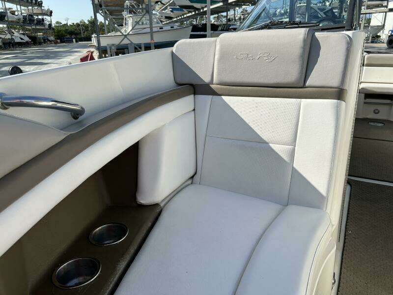 2013 Sea Ray 270 SLX