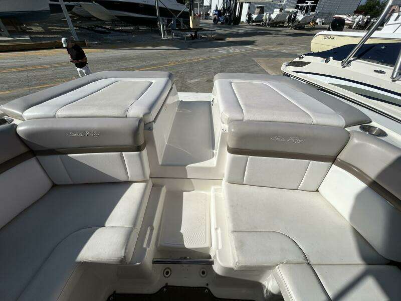 2013 Sea Ray 270 SLX