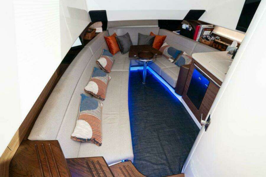 2018 42 Boston Whaler 420 Outrage The Tyder II Salon (3)