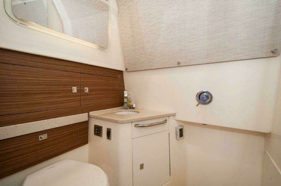 2018 42 Boston Whaler 420 Outrage The Tyder II Head (3)