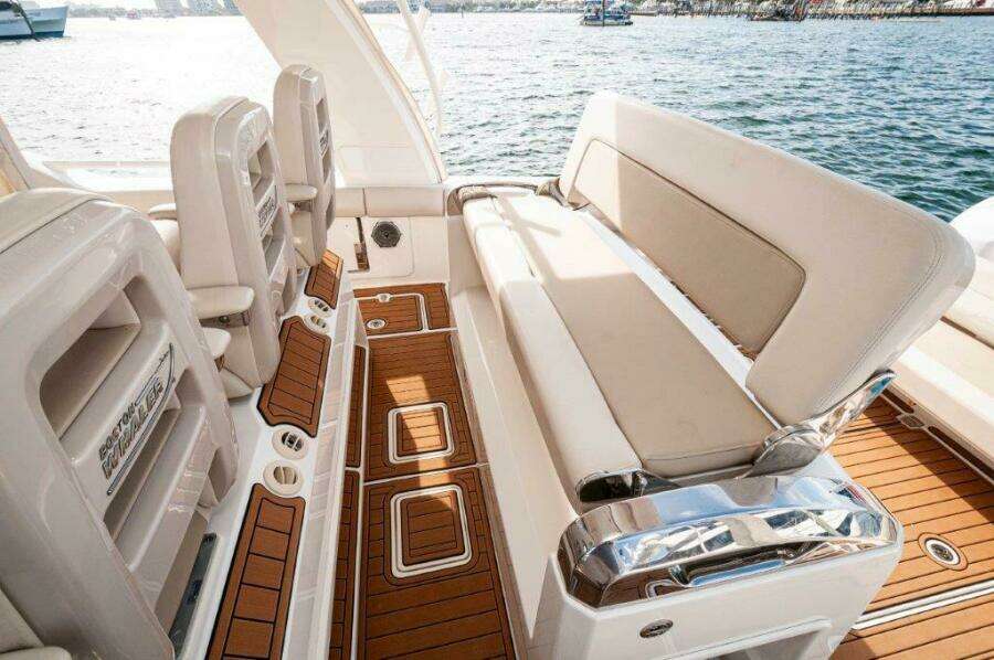 2018 42 Boston Whaler 420 Outrage The Tyder II Companion Seating (2)