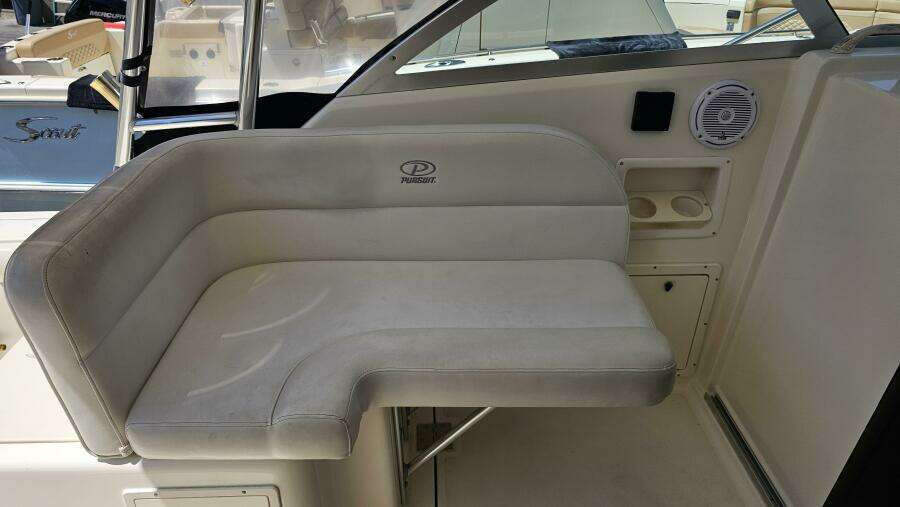 2004 Pursuit 3070 Offshore Express