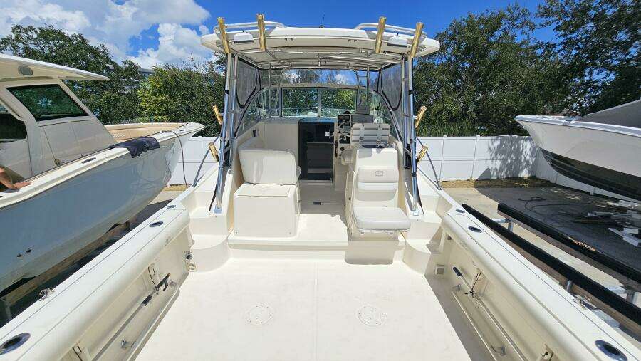 2004 Pursuit 3070 Offshore Express