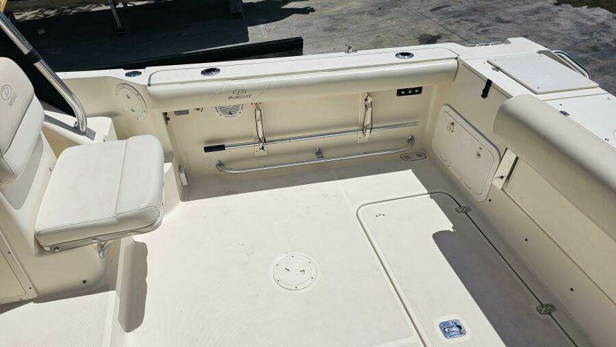 2004 Pursuit 3070 Offshore Express