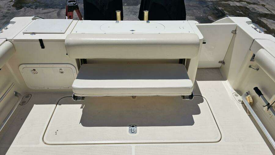 2004 Pursuit 3070 Offshore Express