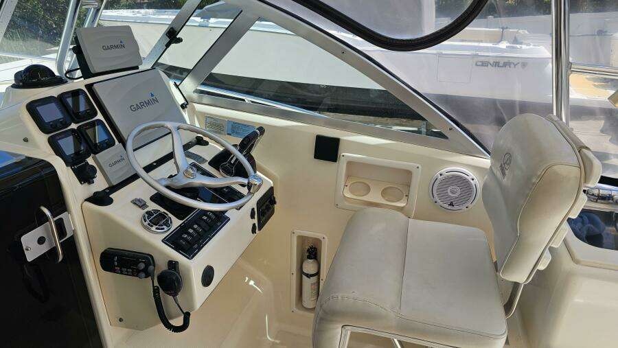 2004 Pursuit 3070 Offshore Express