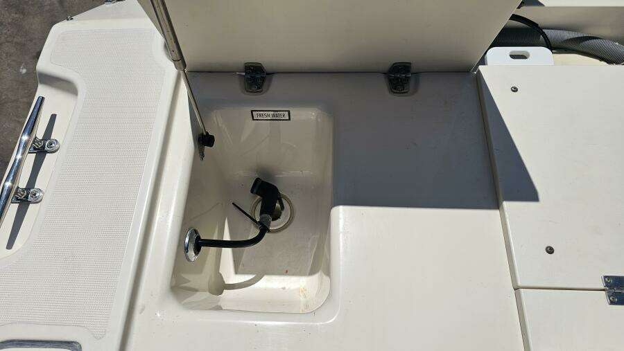 2004 Pursuit 3070 Offshore Express