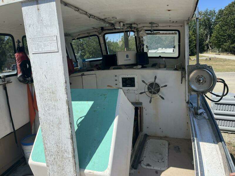 28' Ellis Lobster wheelhouse