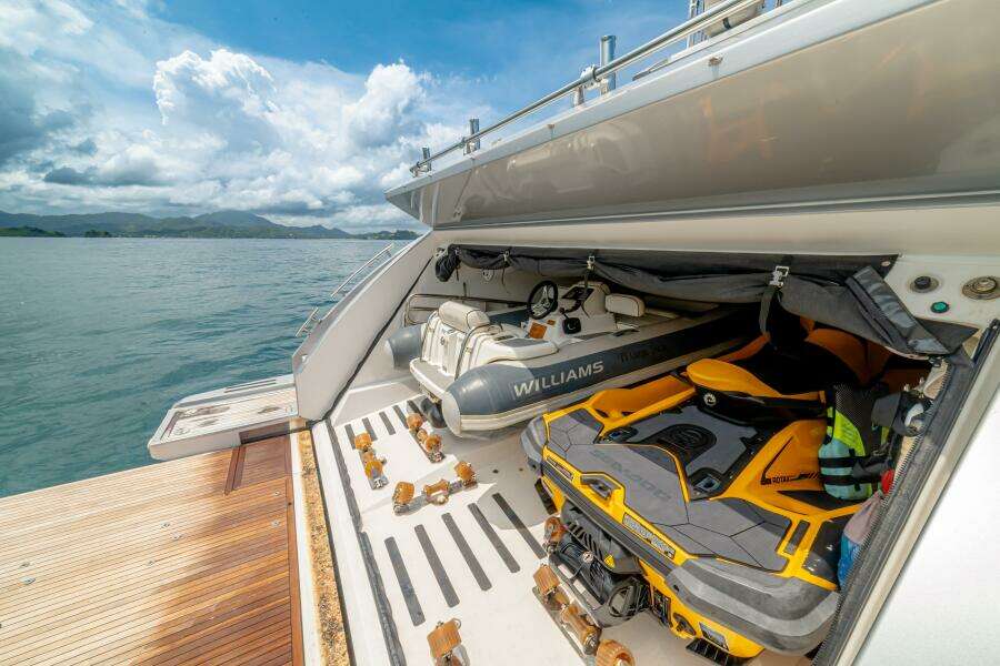 2017 Azimut 77 "Carpe Diem"