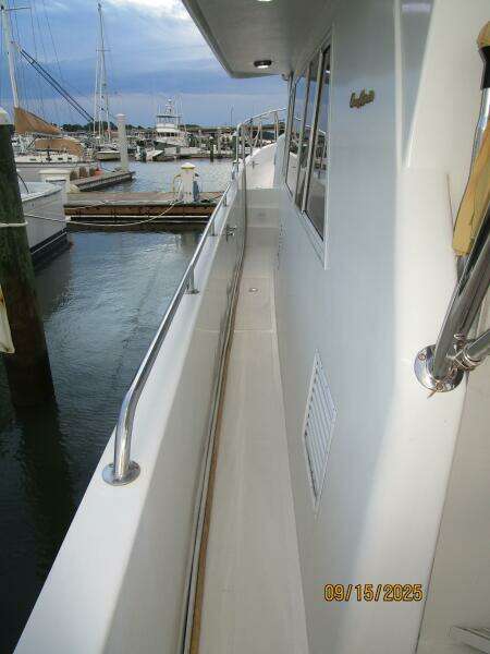 45' Ocean Alexander port side deck2