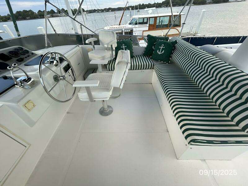 45' Ocean Alexander flybridge starboard
