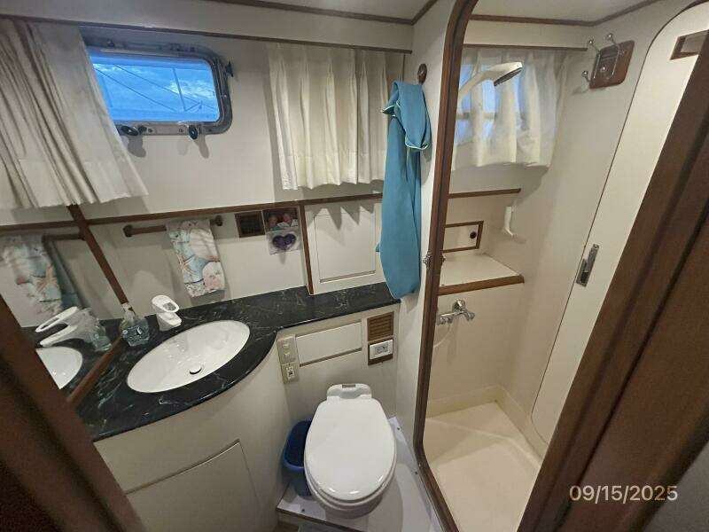 45' Ocean Alexander master stateroom head