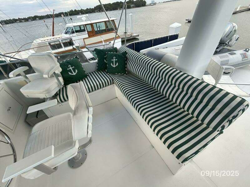 45' Ocean Alexander flybridge starboard seating