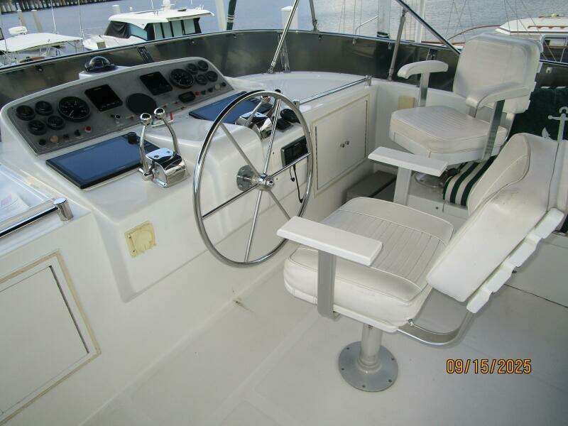 45' Ocean Alexander flybridge helm2