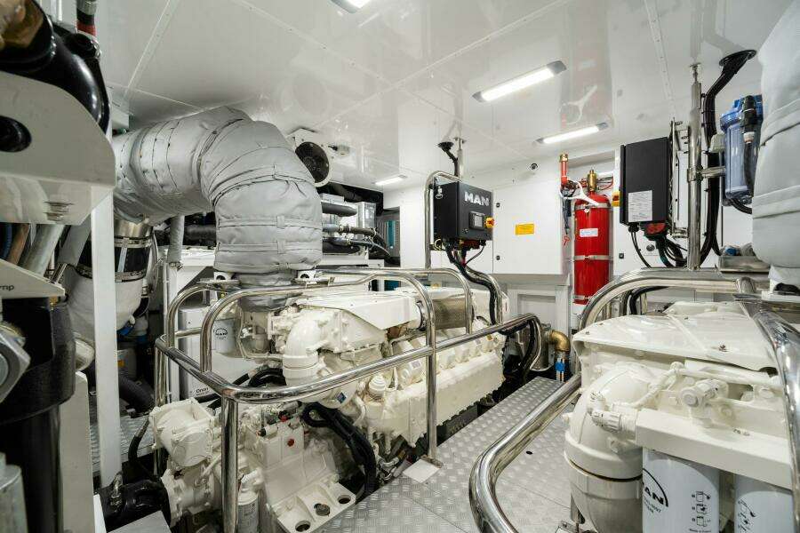 Princess Y95 JUST  PERFECT - Engine Room