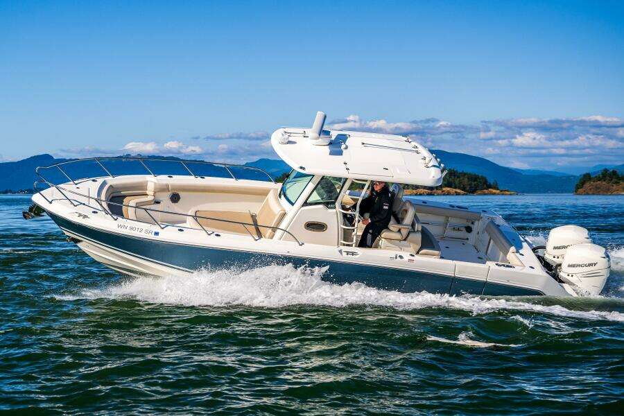 2017 Boston Whaler 330 Outrage