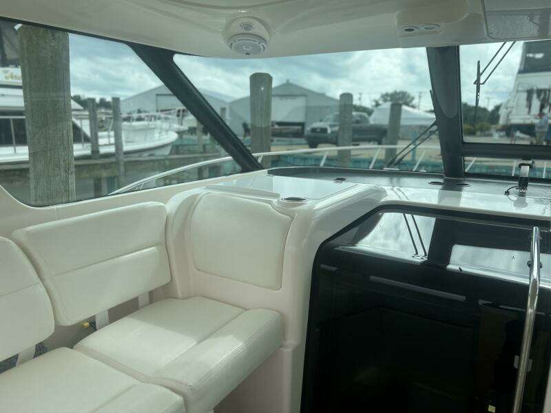 2005 Tiara Yachts 