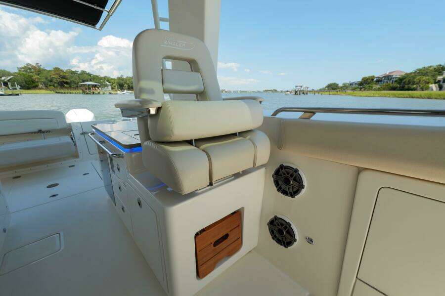 Boston Whaler 380 Realm- Seating