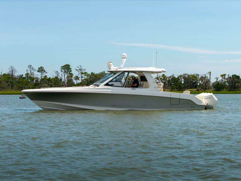 Boston Whaler 380 Realm- Profile