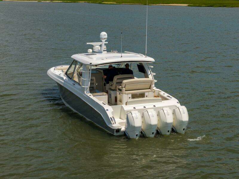 Boston Whaler 380 Realm- Profile