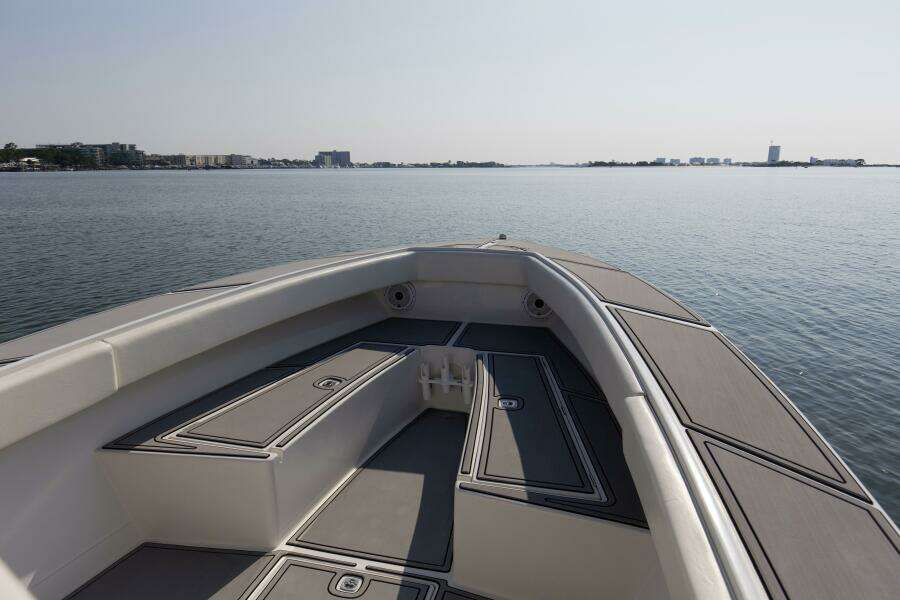 2004 31 Jupiter 31FS Smoke Show Bow (2)