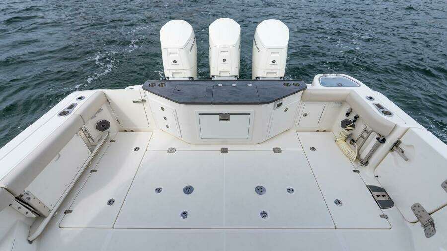 2024 Boston Whaler 405 Conquest