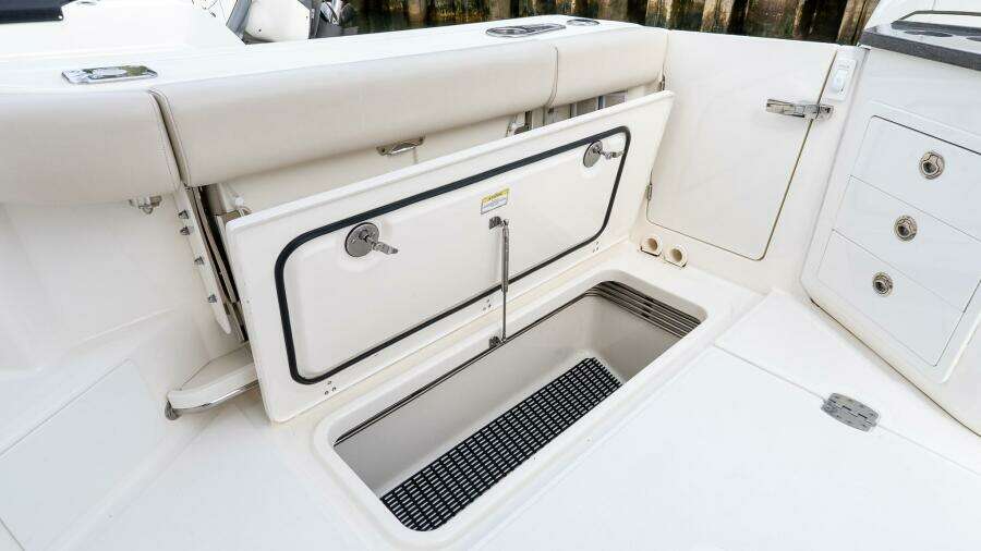 2024 Boston Whaler 405 Conquest