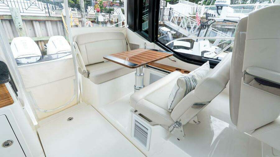 2024 Boston Whaler 405 Conquest