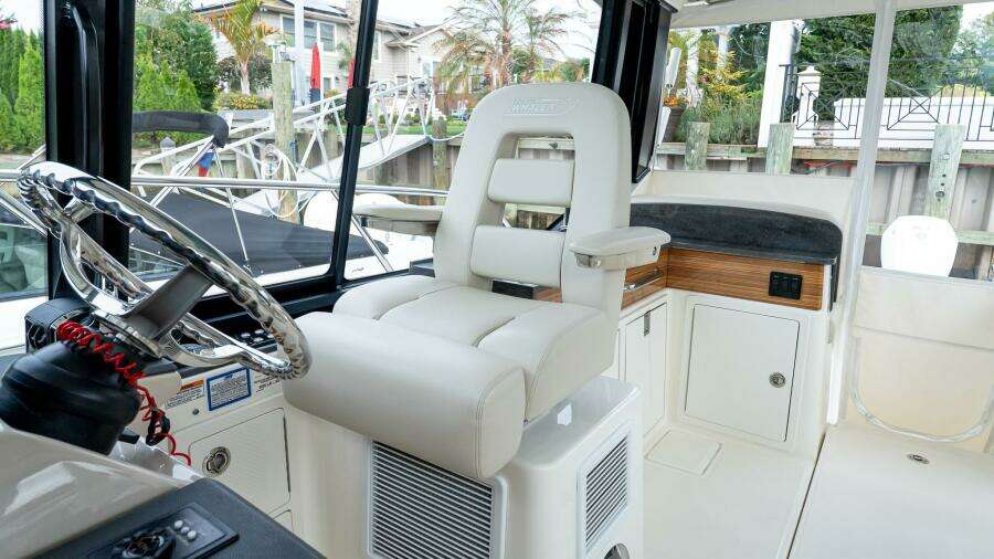 2024 Boston Whaler 405 Conquest