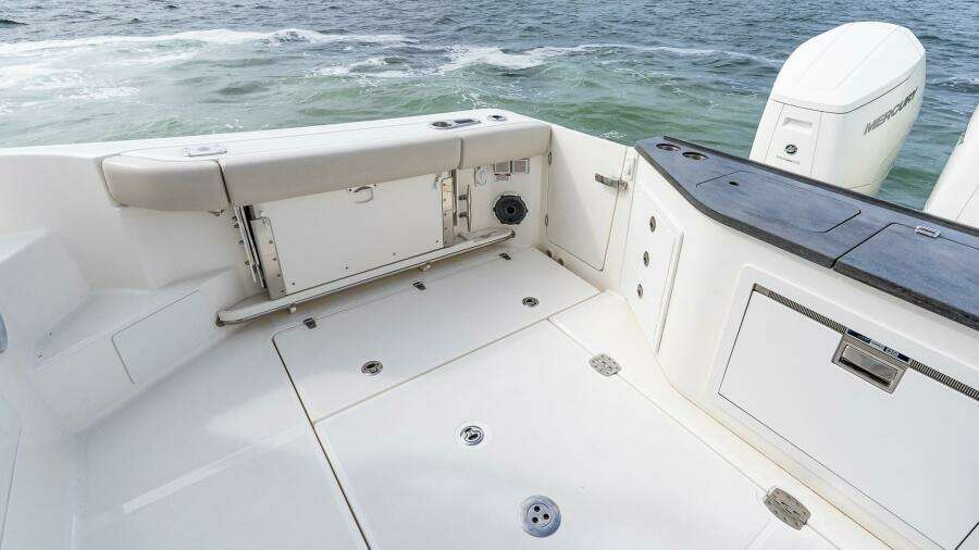 2024 Boston Whaler 405 Conquest