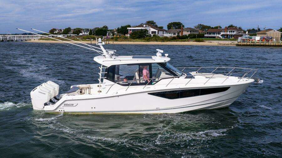 2024 Boston Whaler 405 Conquest
