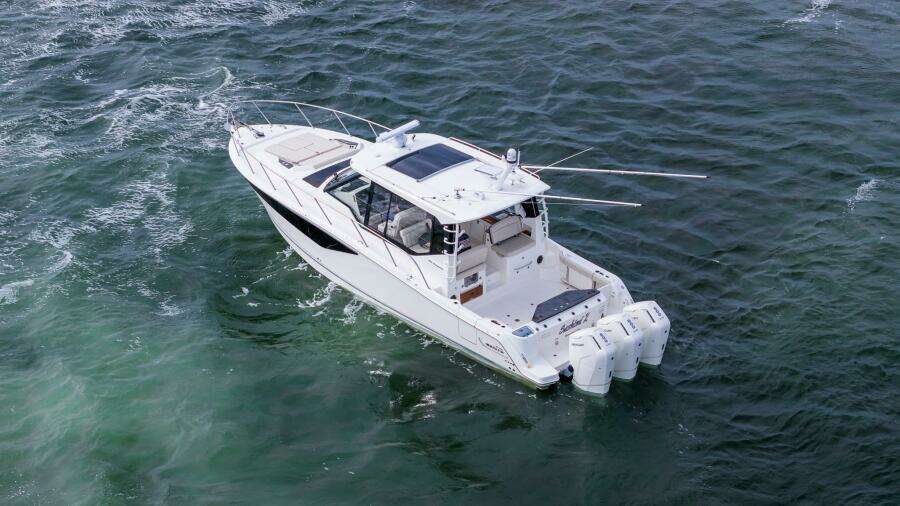 2024 Boston Whaler 405 Conquest