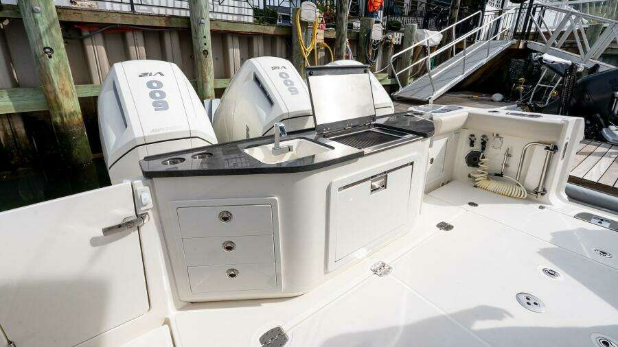 2024 Boston Whaler 405 Conquest