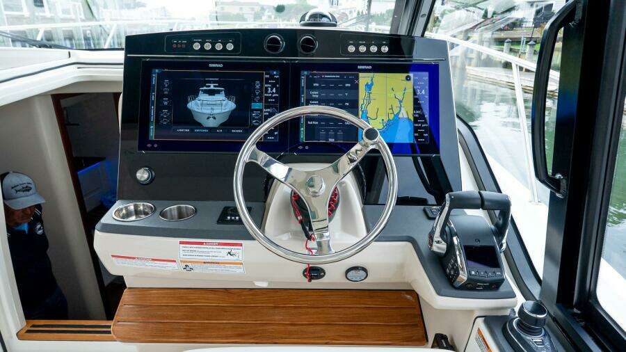 2024 Boston Whaler 405 Conquest