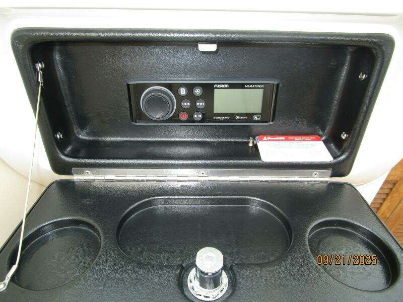 28' Chris-Craft stereo