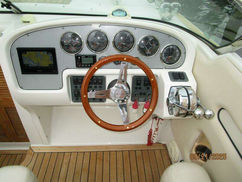 28' Chris-Craft helm2