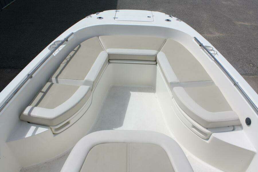 2021 Boston Whaler 270 Dauntless