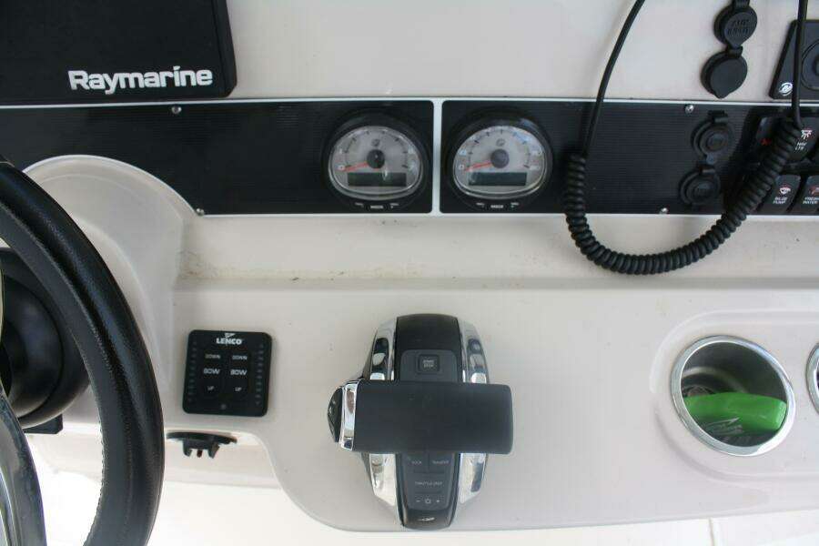 2021 Boston Whaler 270 Dauntless