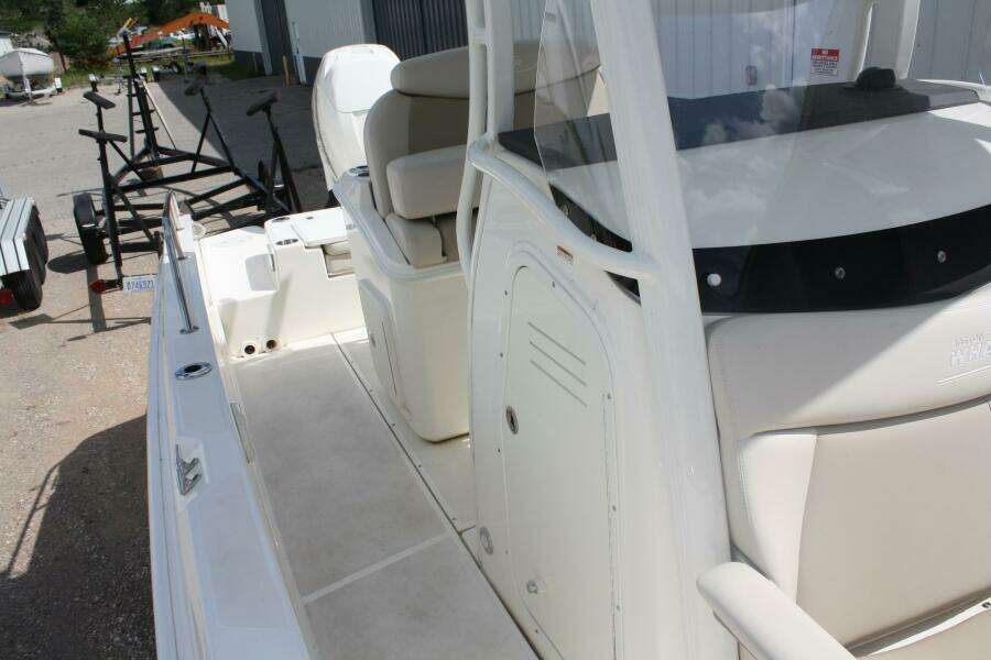 2021 Boston Whaler 270 Dauntless