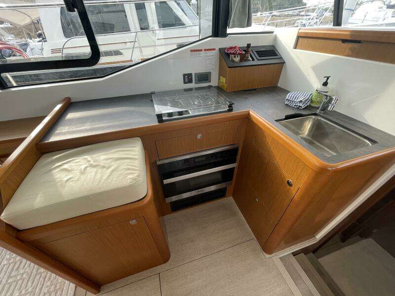 2018 Beneteau Swift Trawler 35- Flybridge