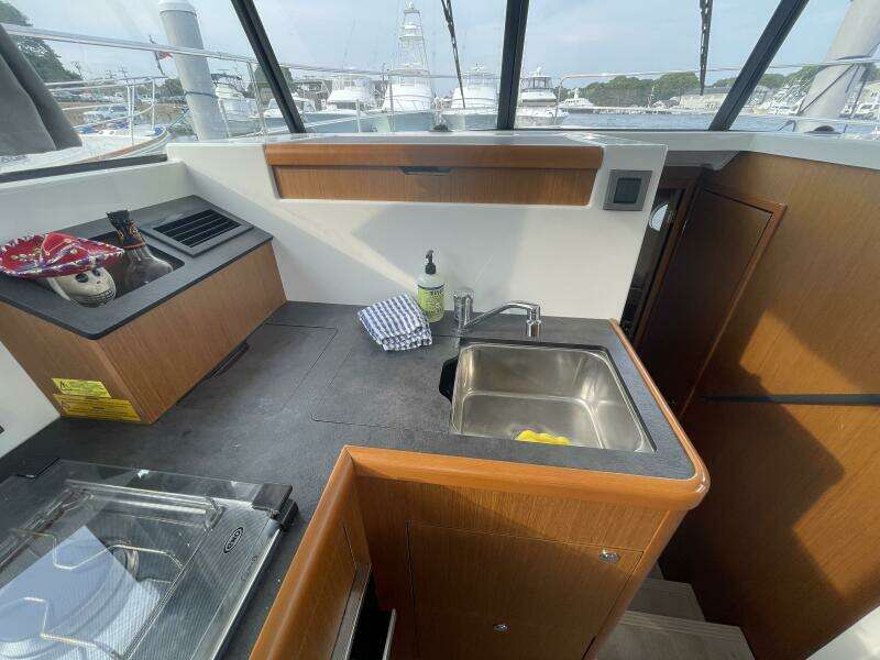 2018 Beneteau Swift Trawler 35- Flybridge